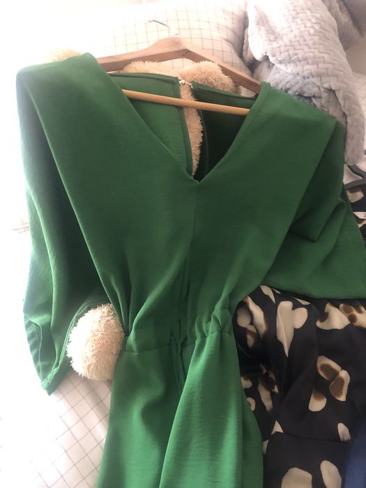 Vários vestidos e macacões