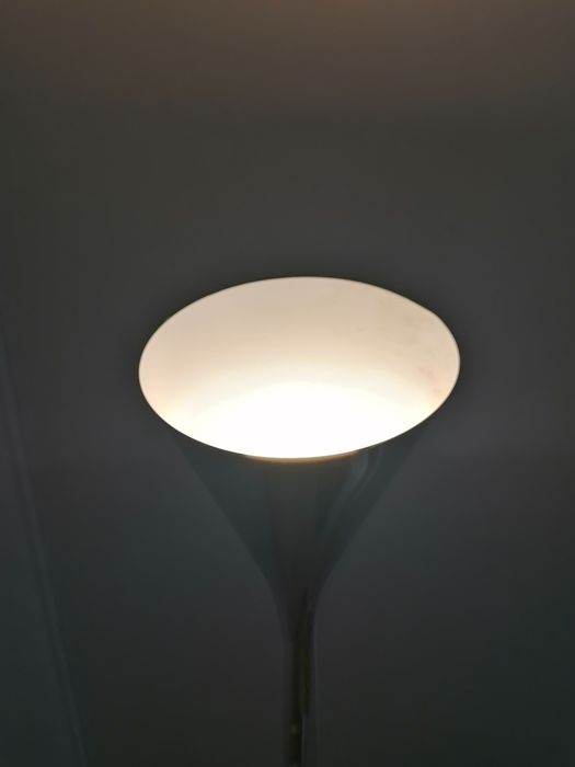 Candeeiro de pé em metal