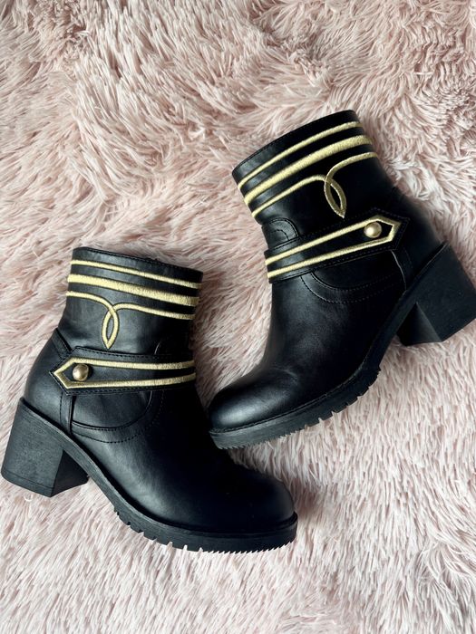 Czarne botki ze zlotymi zdobieniami