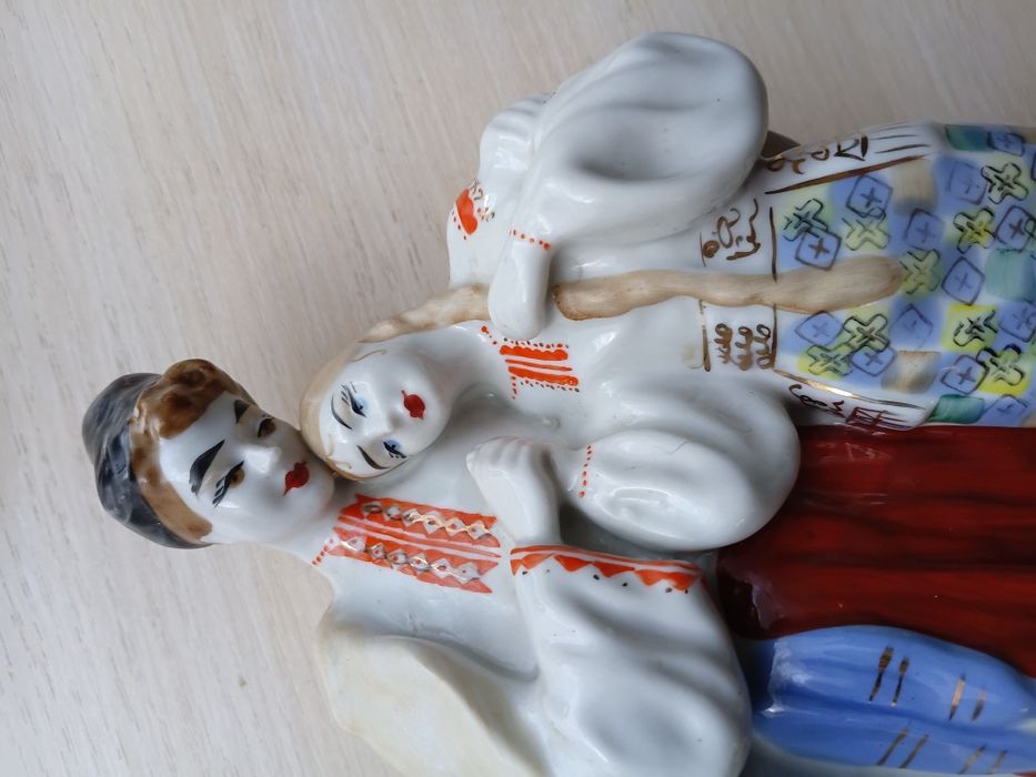 Продам статуетку, козак з дівчиною.