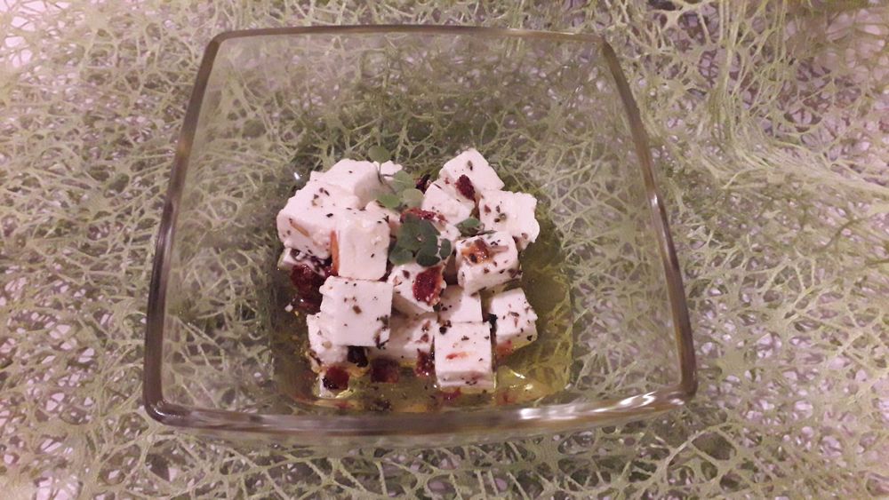 Ser kozi w oleju z przyprawami