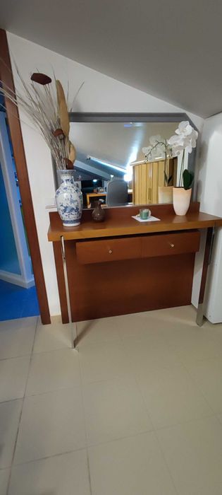 Aparador de entrada em cerejeira e pés metálicos