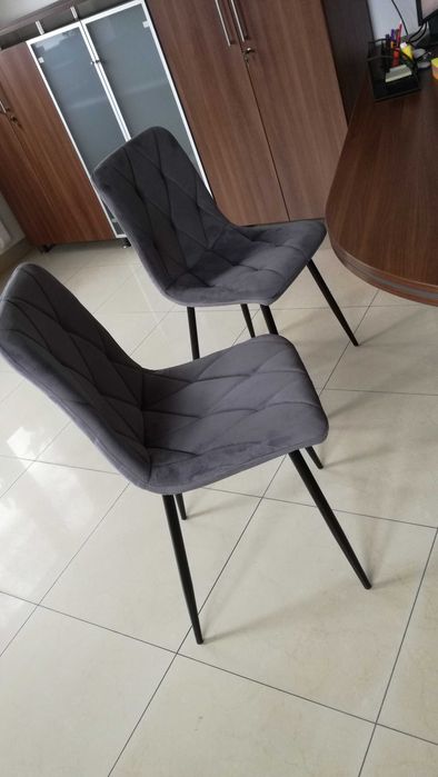 Dwa szare welurowe krzesła