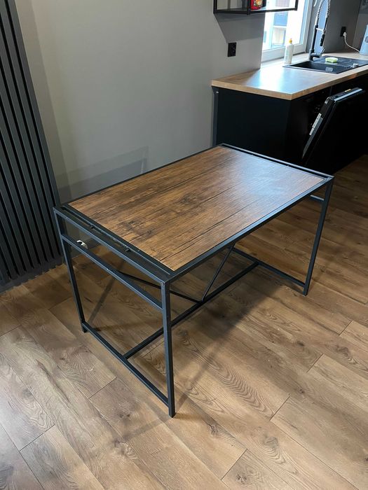 Stół do jadalni Beliani, ciemne drewno z czarnym, 110x70x76 cm