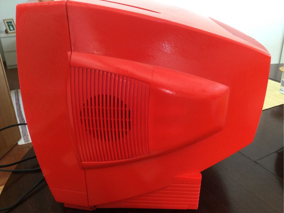 Televisão Electric Co vermelha