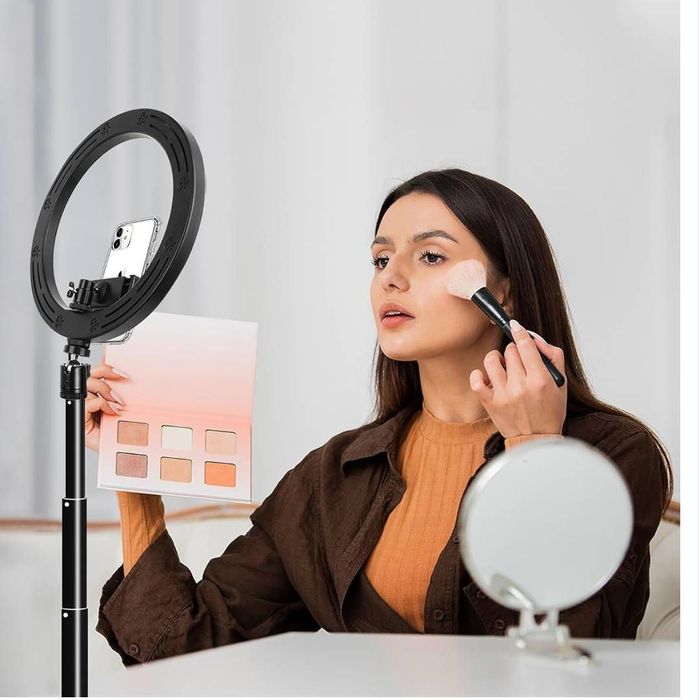 Кільцева лампа з тримачем телефону.