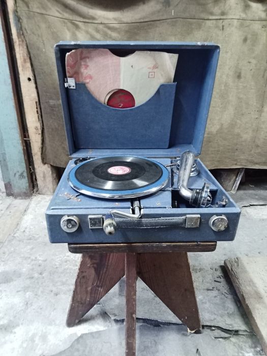 Продам патефон .