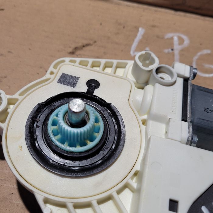 Silniczek moduł szyby przód lewy seat Leon II 2005r