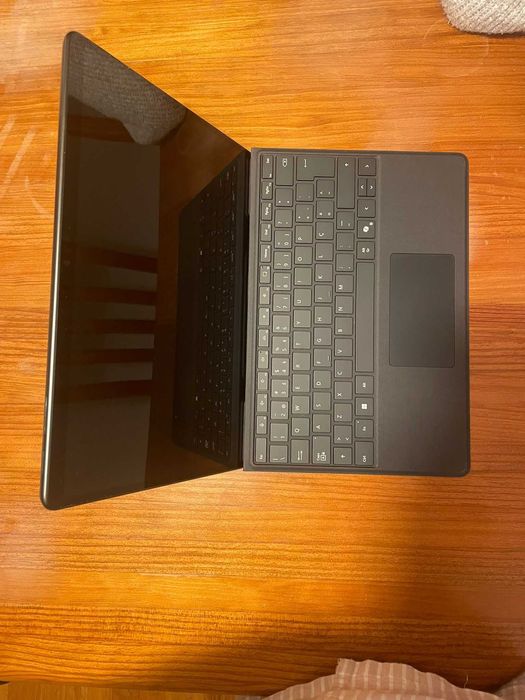 Microsoft Surface Pro 9 com teclado e caneta (Surface Slim Pen 2).