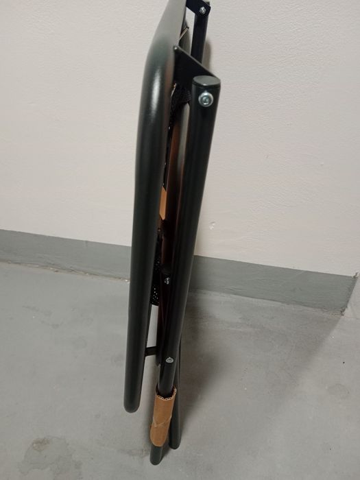 Składany stolik z miejscami na napoje