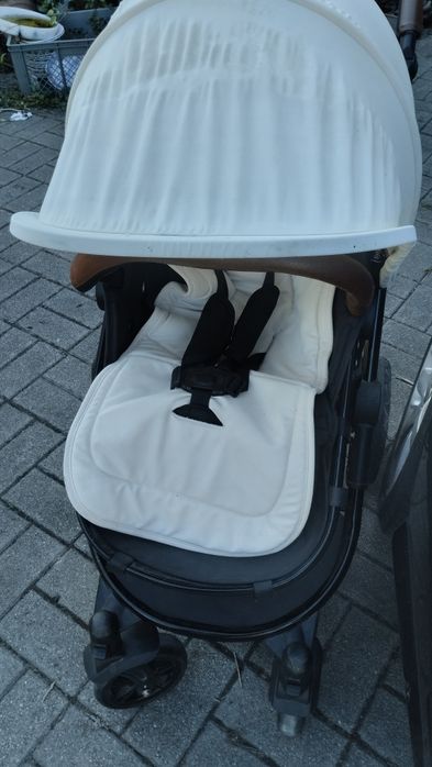 carrinho de bebe preto e beje tem protecao castanha