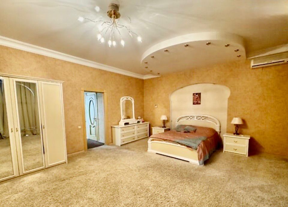 Продаю дом с бассеином в Центре