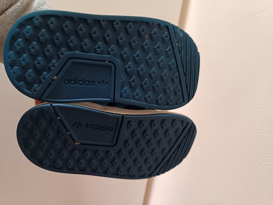 Tenis Adidas tamanho 21