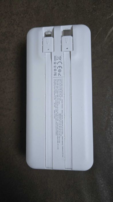 POWERBANK 30000mAh PD22.5W z wbudowanymi kablami USB-C Lighting biały