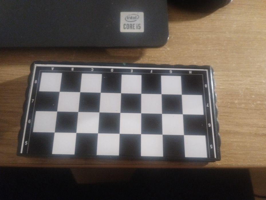 Шашки, шахмати дорожні.