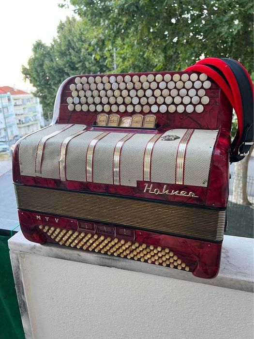 Acordeão Hohner Amati VIII à 3a voz com saco e correias novas