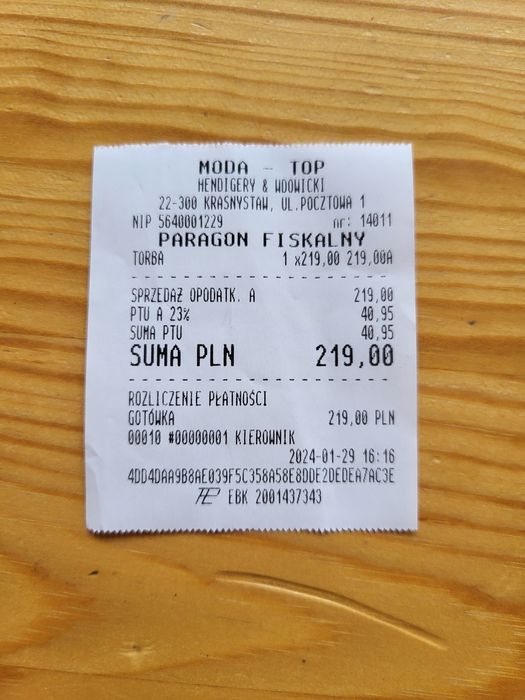 torebka czarna skórzana a4