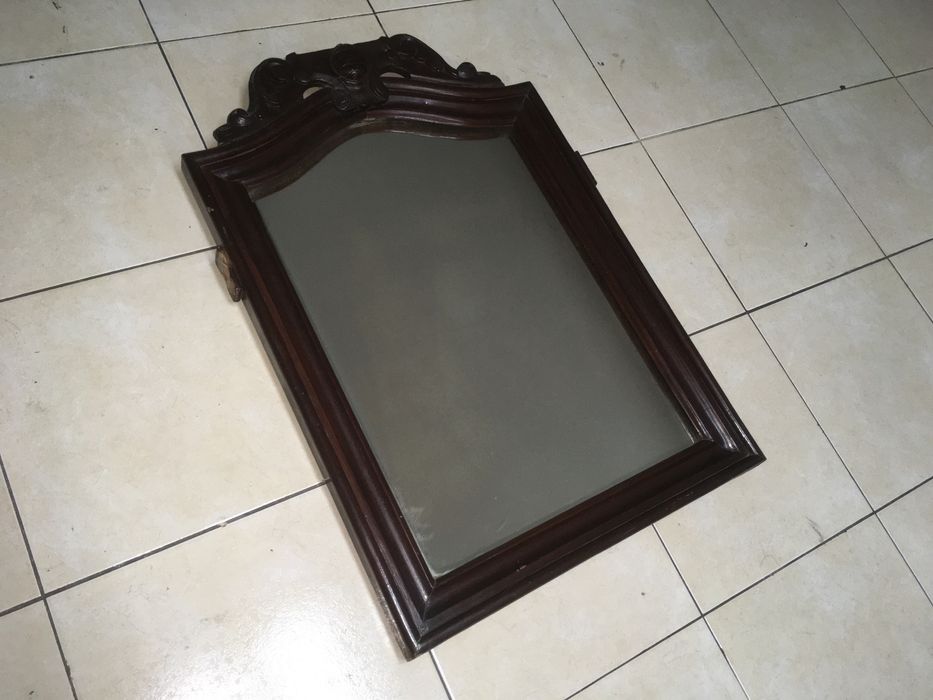 Cadeira Ikea. Espelho Antigo para Restaurar e Suporte para CDs em madeira