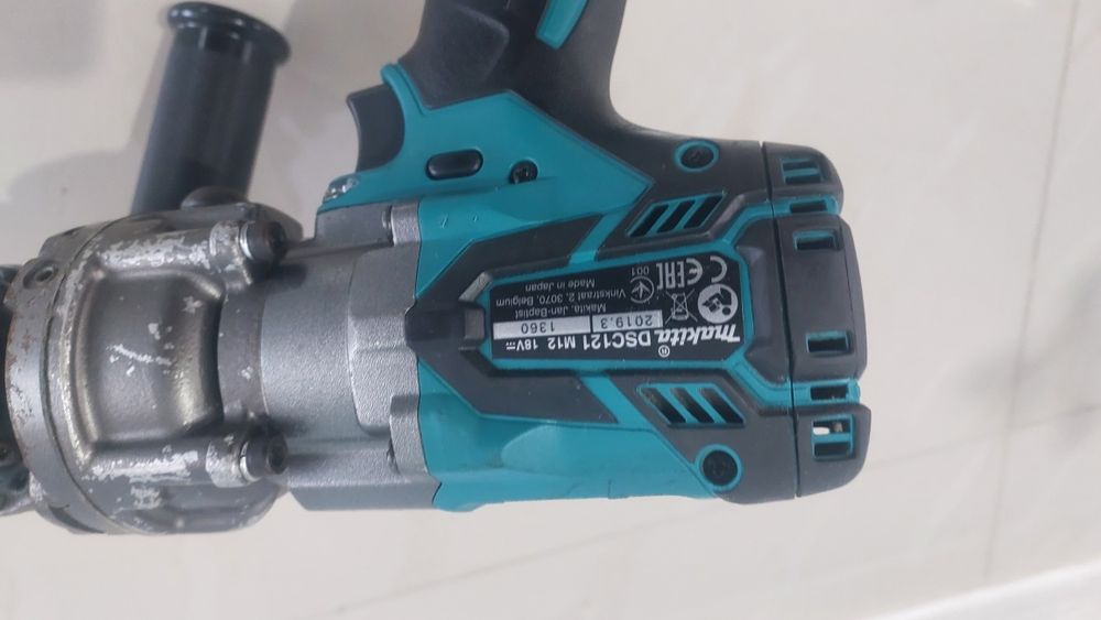 Аккумуляторный резак для резки шпилек Makita DSC121