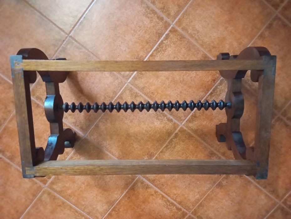 Mesa de apoio em mogno com tampo de granito