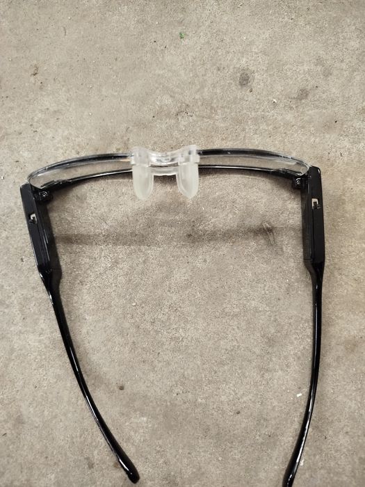 Okulary powiększające z latarkami