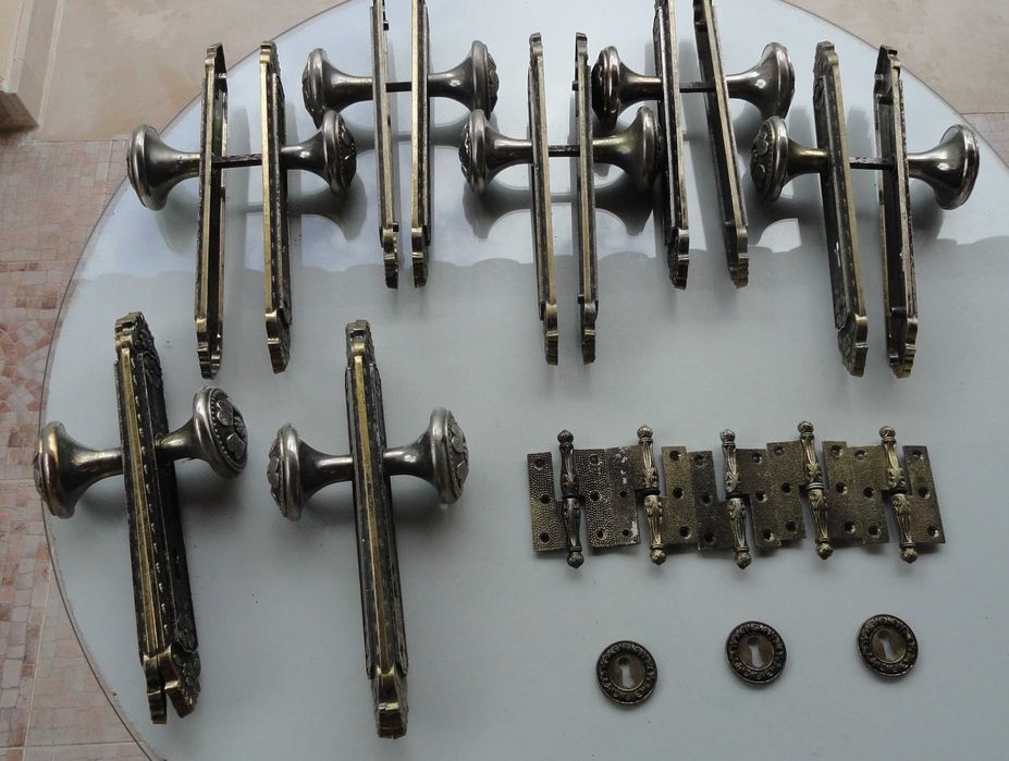 Puchadores, dobradiças e espelhos