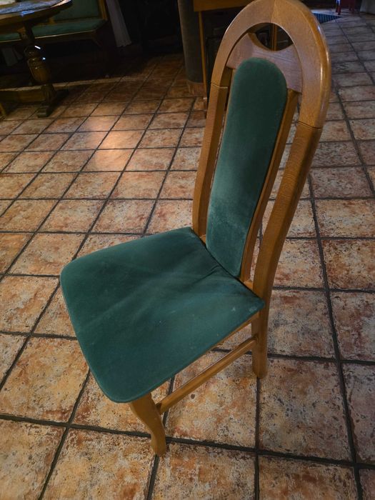 Krzesła drewniane, stoły