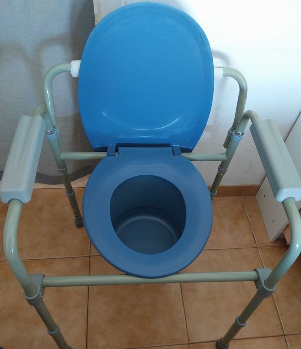 Cadeira Sanitária Bacio Dobrável + Cueca Fralda Incontinência