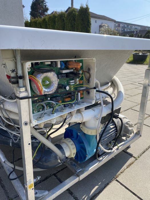 Wanna Poolspa z hydromasażem i obudową . .