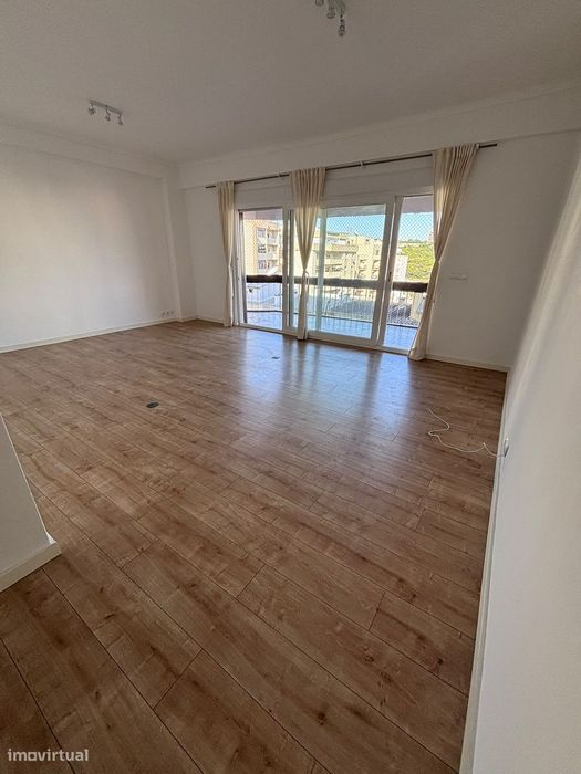 T2 com Varandas e Vista Desimpedida em Miraflores, Algés com garagem