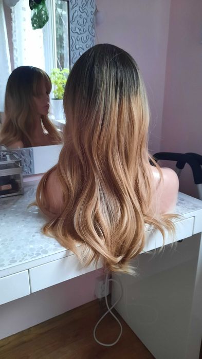 Peruka damska z odrostem.