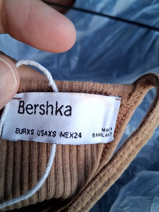 Vestidos Breskha,com colar.