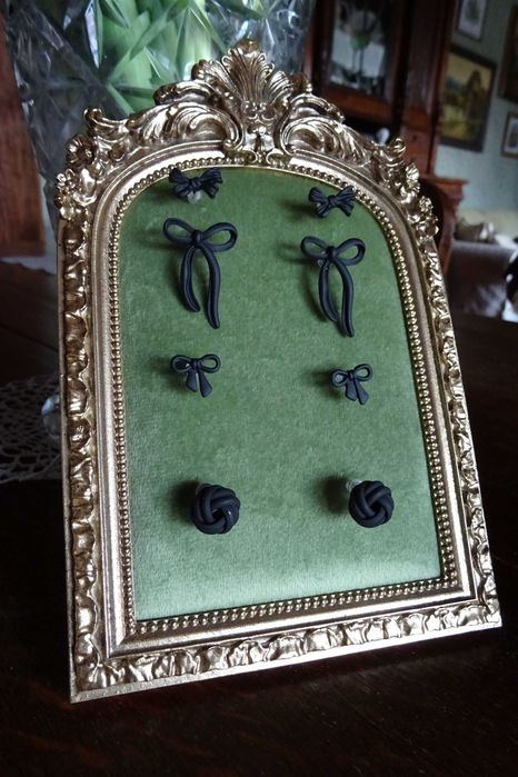 Zestaw czarnych kolczyków sztyftów kokardek