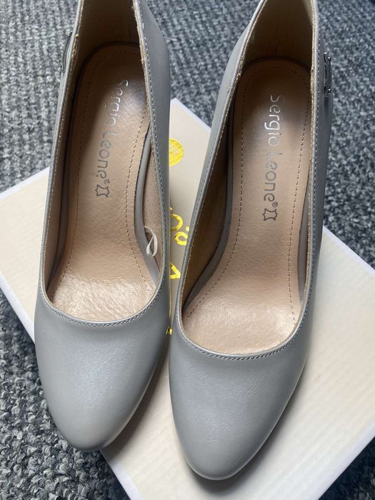 Buty na słupku srebrne