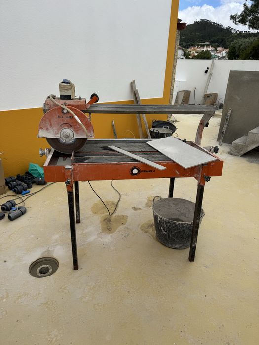 Maquina corte pedra azulejo com agua