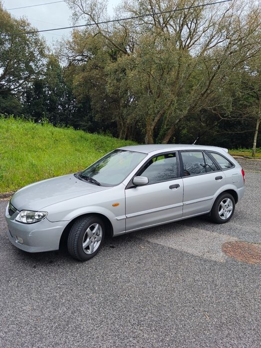 Viatura batida Mazda 323F