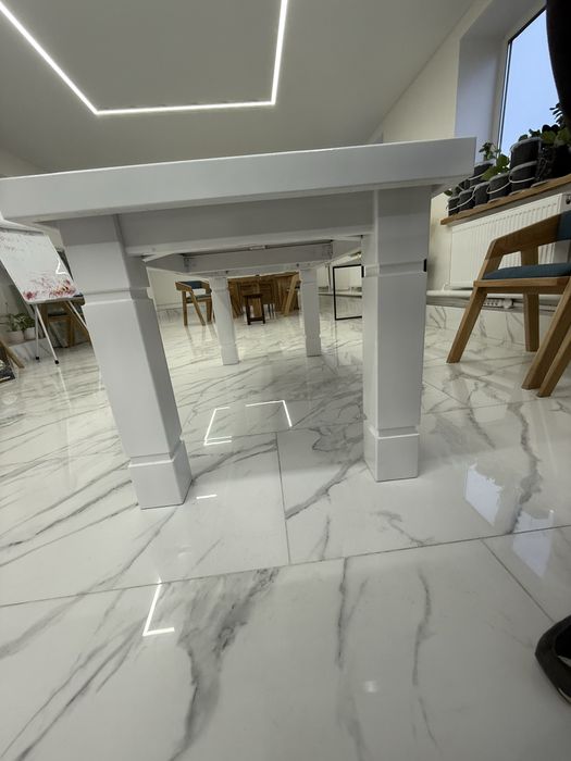 Стіл новий із дерева