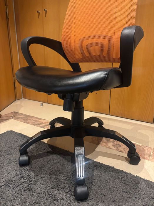 Cadeira escritório giratória em óptimo estado