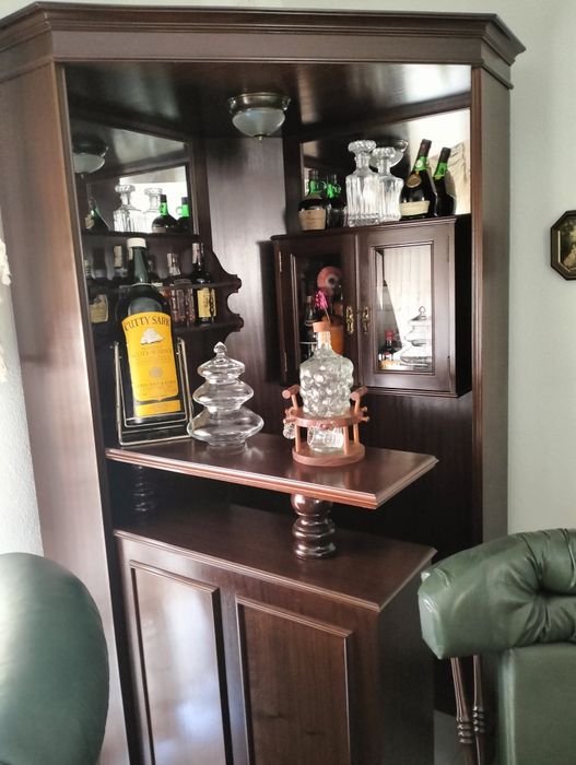 Bar de canto em mogno
