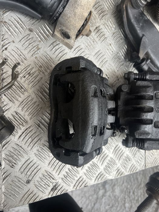 Передний суппорт Субару форестер 04год subaru forester