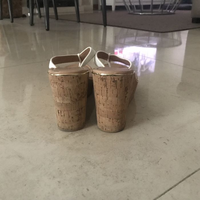 Sandálias brancas cunha marca Aldo n 39