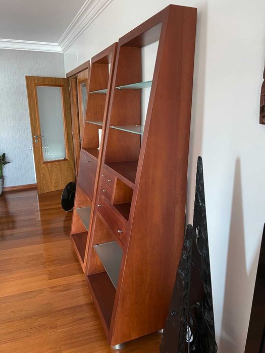 Estantes verticais em madeira de cerejeira