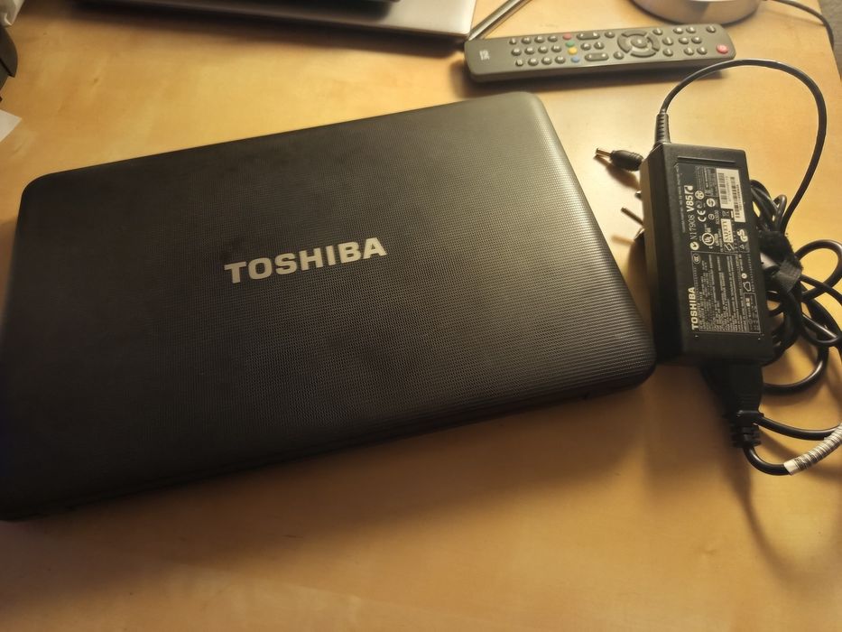 Portátil Toshiba Processador Intel Disco SSD 240GB WiFi Bluetooth Bateria +2H