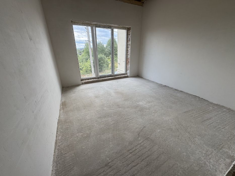 Котедж з власним подвір’ям та заїздом