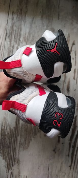 Jordan Stay Loyal 2 w kolorze białym z czarnymi i czerwonymi 37,5