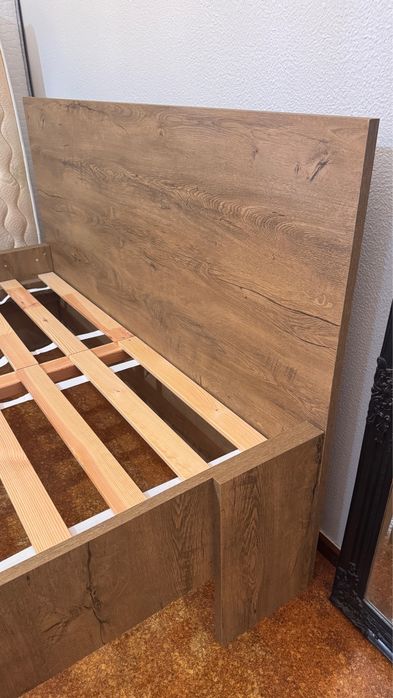 Cama de casal em bom estado
