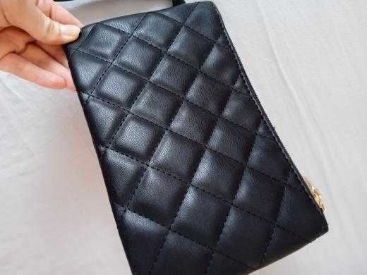 Mini torebka saszetka kosmetyczka czarna pikowana 21 cm x 13 cm