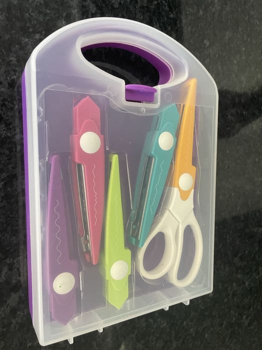 Mala com tesouras trabalhos manuais