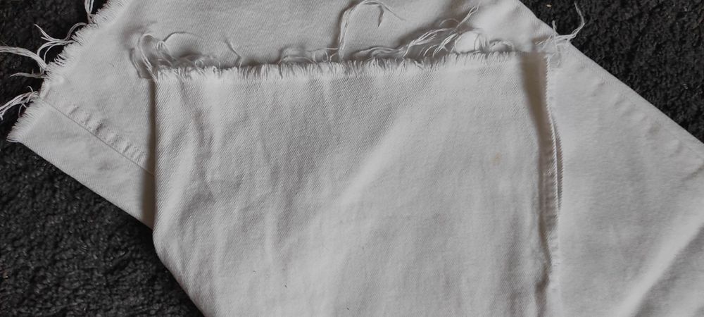 Białe jeansy Cropp 32 xxs przed kostkę