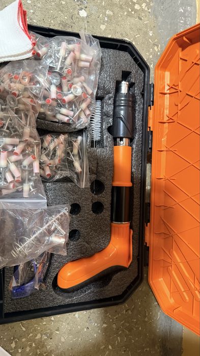 Pistolet do gwoździ w beton na naboje + 220 gwoździ